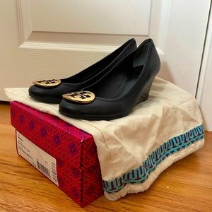 Tory Burch Sally Wedge, black leather/gold logo, size 7.5